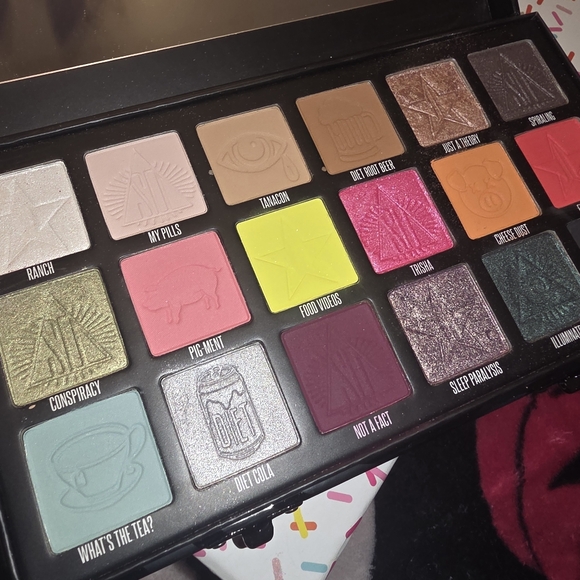 Jeffree Star Cosmetics Conspiracy 2019 Discontinued 18 Color Eyeshadow Palette - Picture 4 of 11